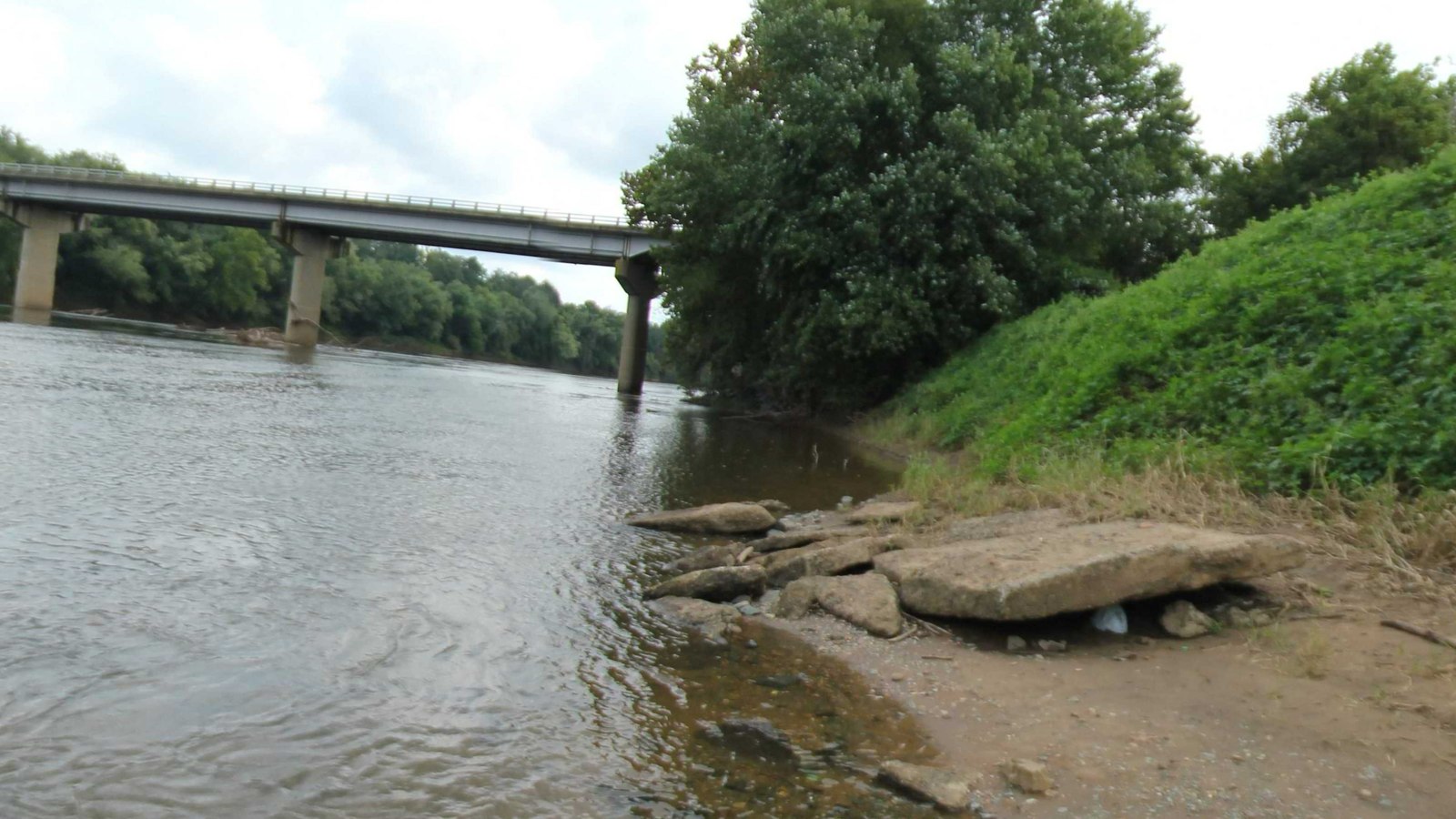 Columbia Landing: Landing edge, exposed bank and bridge context.